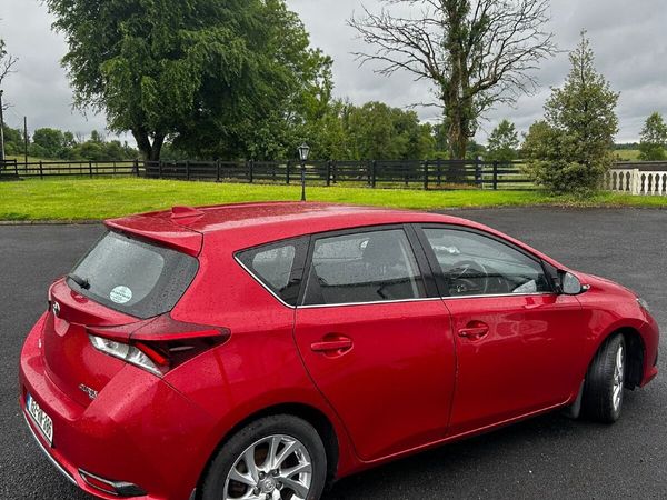 Toyota Auris Hatchback, Diesel, 2015, Red