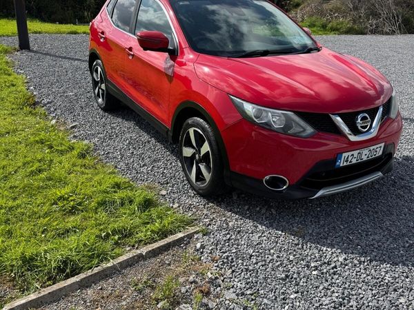 Nissan Qashqai Hatchback, Diesel, 2014, Red