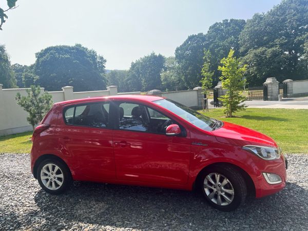 Hyundai i20 Hatchback, Petrol, 2014, Red