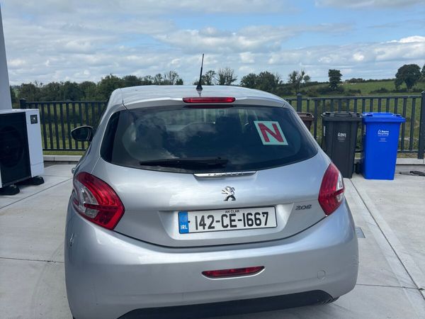 Peugeot 208 Hatchback, Petrol, 2014, Silver