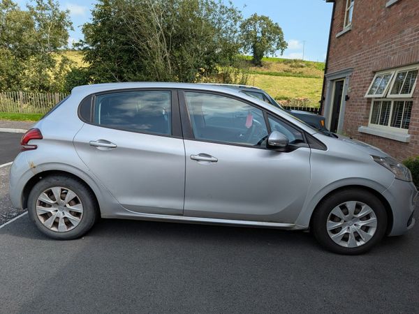 Peugeot 208 Hatchback, Diesel, 2016, Silver