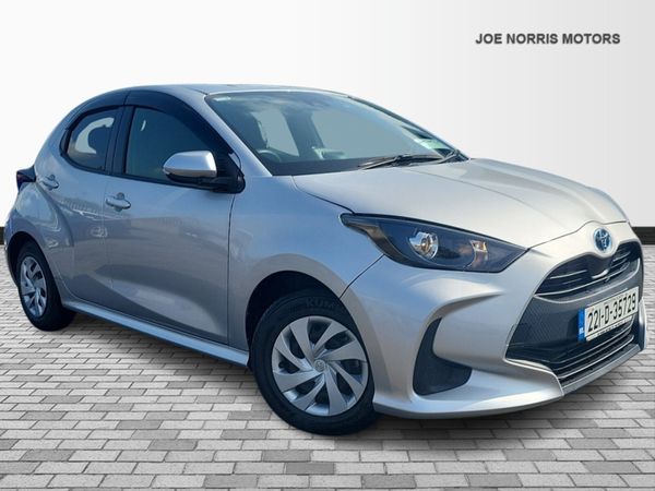 Toyota Yaris Hatchback, Petrol Hybrid, 2022, Silver