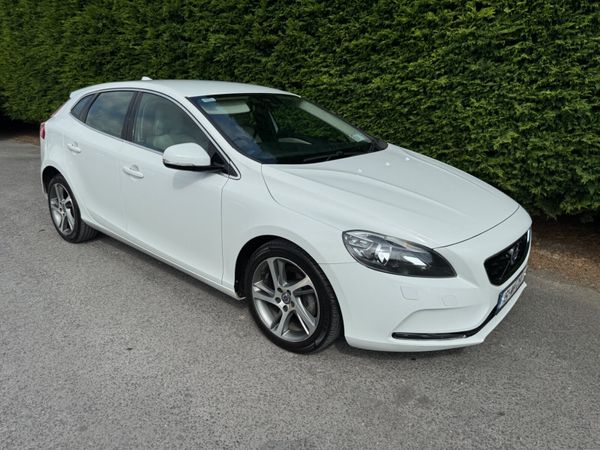 Volvo V40 Hatchback, Diesel, 2015, White