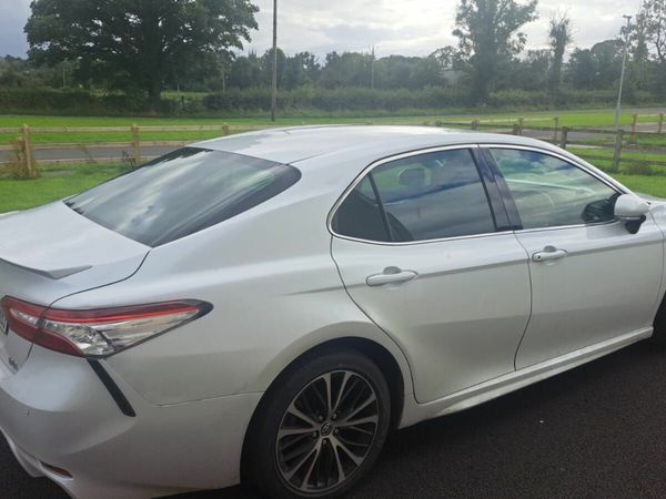 Toyota Camry Saloon, Petrol Hybrid, 2019, White