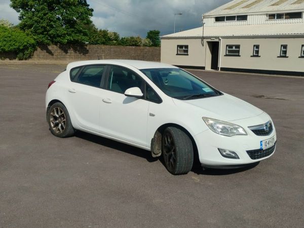 Vauxhall Astra Hatchback, Diesel, 2010, White