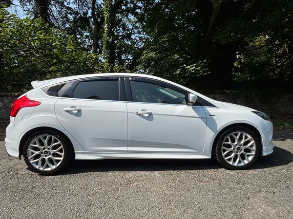 Ford Focus Hatchback, Petrol, 2013, White