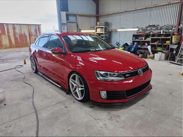 Volkswagen Jetta Saloon, Diesel, 2012, Red