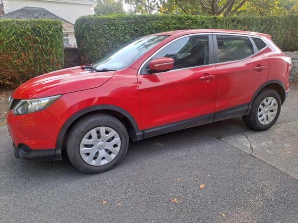 Nissan Qashqai Hatchback, Diesel, 2014, Red