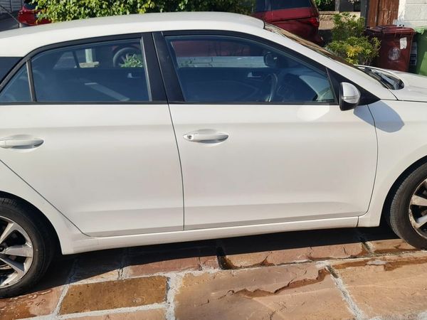 Hyundai i20 Hatchback, Petrol, 2015, White