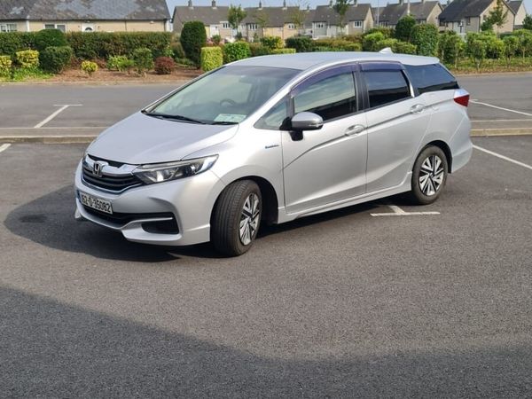 Honda Shuttle MPV, Petrol Hybrid, 2016, Silver