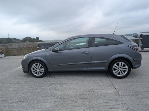Opel Astra Hatchback, Petrol, 2011, Grey