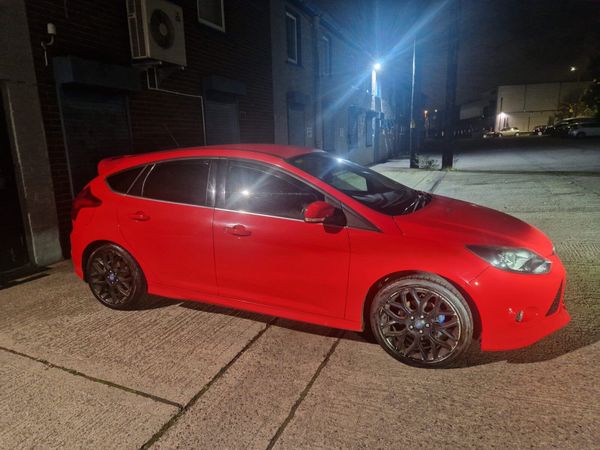 Ford Focus Hatchback, Petrol, 2013, Red
