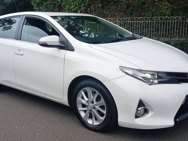 Toyota Auris Hatchback, Petrol, 2015, White