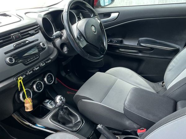 Alfa Romeo Giulietta Hatchback, Diesel, 2011, Red