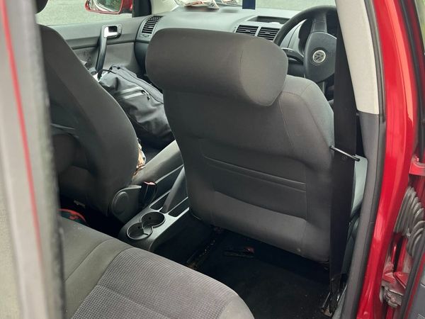 Volkswagen Polo Hatchback, Petrol, 2007, Red