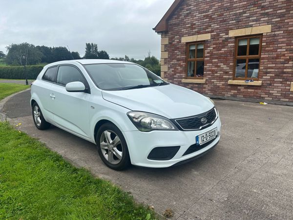 Kia Ceed Hatchback, Diesel, 2012, White