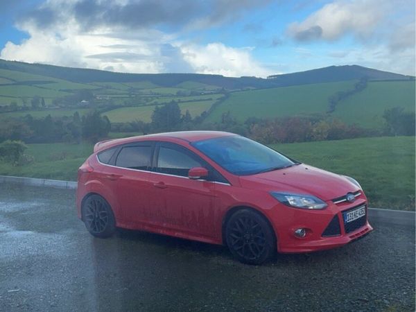 Ford Focus Hatchback, Petrol, 2013, Red