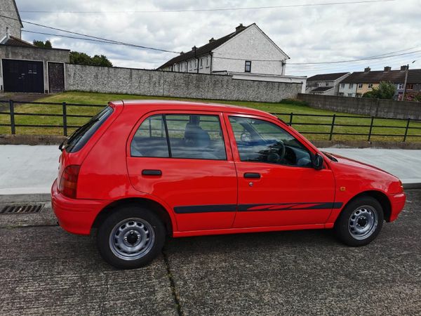 Toyota Starlet Hatchback, Petrol, 1999, Red