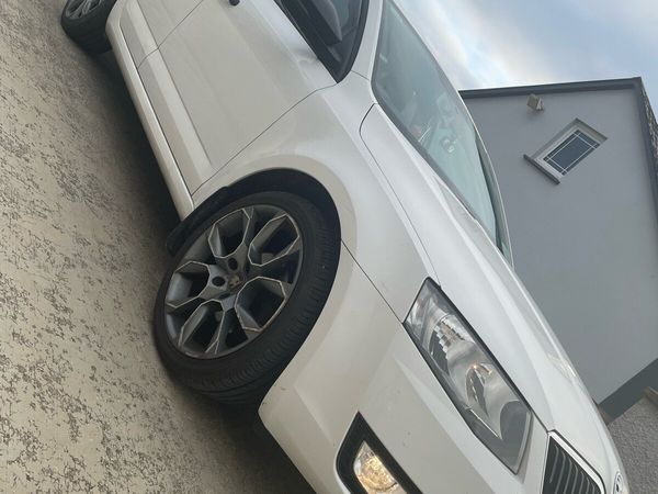 Skoda Octavia Saloon, Diesel, 2016, White