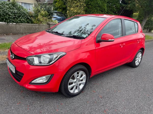 Hyundai i20 Hatchback, Petrol, 2014, Red