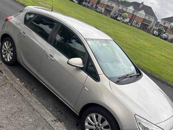 Opel Astra Hatchback, Petrol, 2010, Yellow