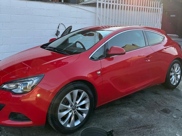 Opel Astra Hatchback, Diesel, 2012, Red