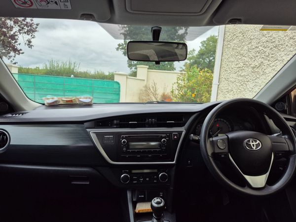 Toyota Auris Hatchback, Diesel, 2015, Red