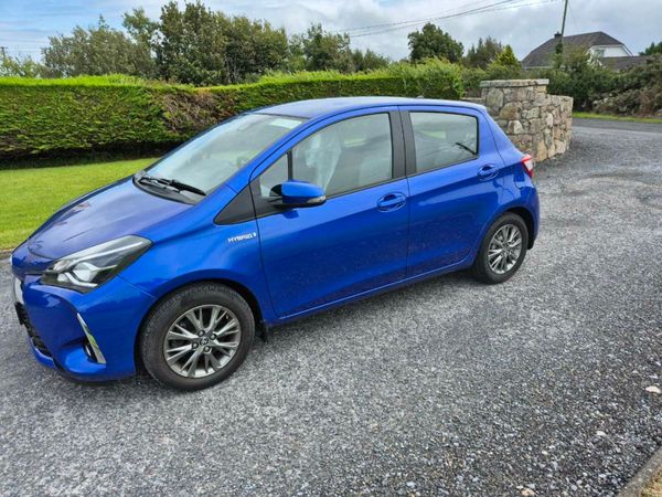 Toyota Yaris MPV, Petrol Hybrid, 2019, Blue