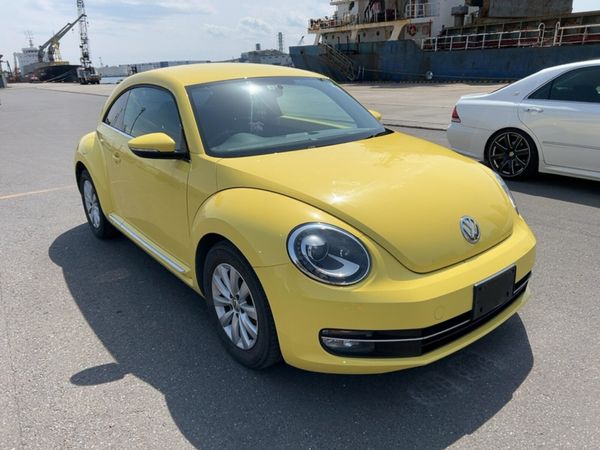 Volkswagen Beetle Hatchback, Petrol, 2014, Yellow