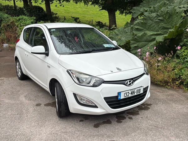 Hyundai i20 Hatchback, Petrol, 2013, White