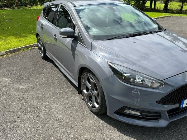 Ford Focus Hatchback, Diesel, 2015, Grey