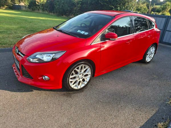Ford Focus Hatchback, Petrol, 2013, Red