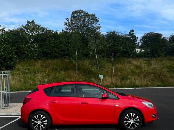 Opel Astra Hatchback, Petrol, 2012, Red