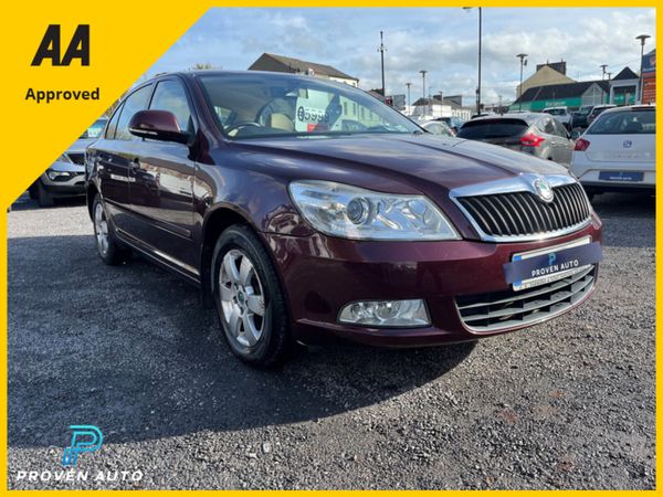 Skoda Octavia Hatchback, Petrol, 2011, Red