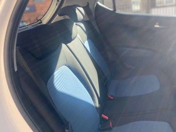 Hyundai i10 Hatchback, Petrol, 2014, White