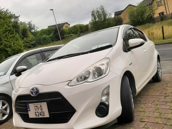 Toyota Aqua Hatchback, Petrol Hybrid, 2017, White
