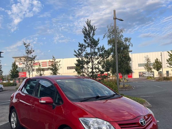 Toyota Auris Hatchback, Diesel, 2011, Red