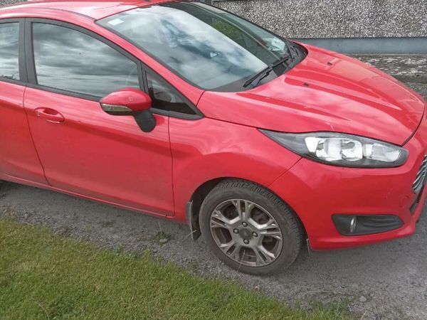 Ford Fiesta Hatchback, Petrol, 2015, Red