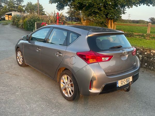 Toyota Auris Hatchback, Diesel, 2012, Bronze