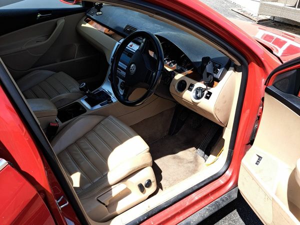 Volkswagen Passat Saloon, Petrol, 2006, Red