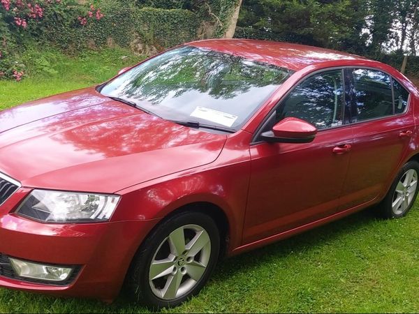 Skoda Octavia Saloon, Petrol, 2015, Red