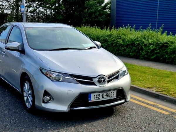Toyota Auris Hatchback, Diesel, 2014, Silver