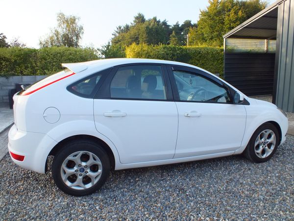 Ford Focus Hatchback, Petrol, 2011, White