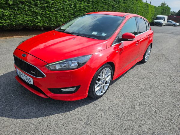 Ford Focus Hatchback, Petrol, 2015, Red