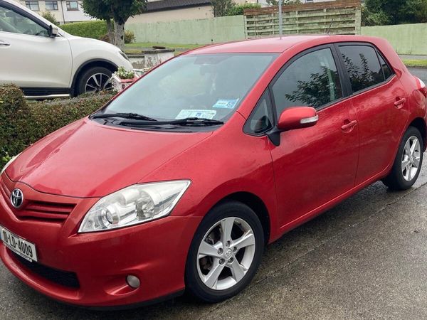 Toyota Auris Hatchback, Diesel, 2010, Red