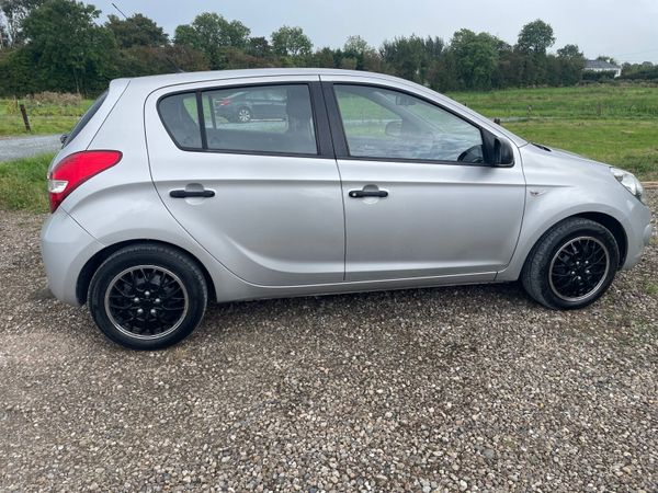 Hyundai i20 Hatchback, Petrol, 2012, Silver