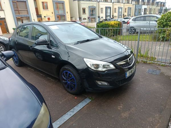 Opel Astra Hatchback, Petrol, 2011, Black