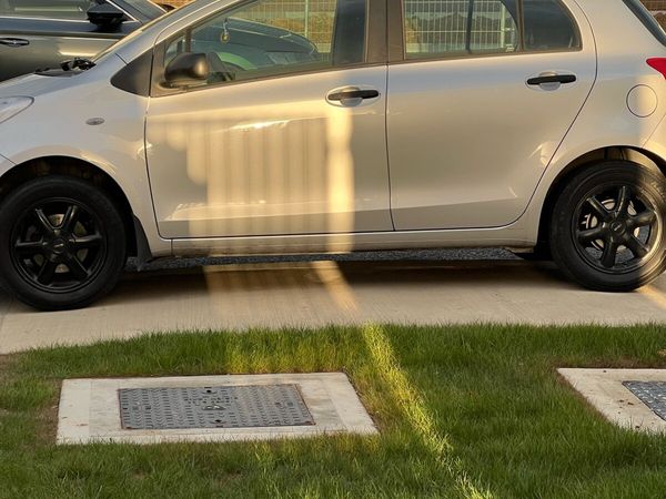 Toyota Yaris Hatchback, Petrol, 2008, Silver