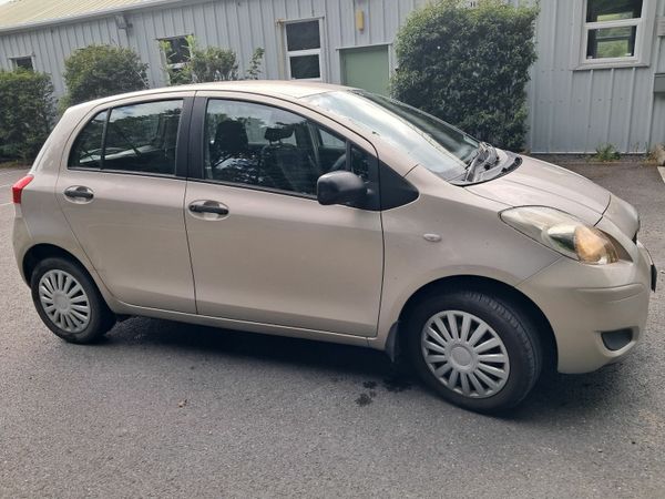 Toyota Yaris Hatchback, Petrol, 2010, Gold