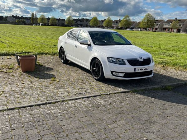 Skoda Octavia Hatchback, Diesel, 2014, White